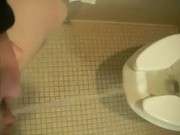 Девушка писает стоя в туалете видео